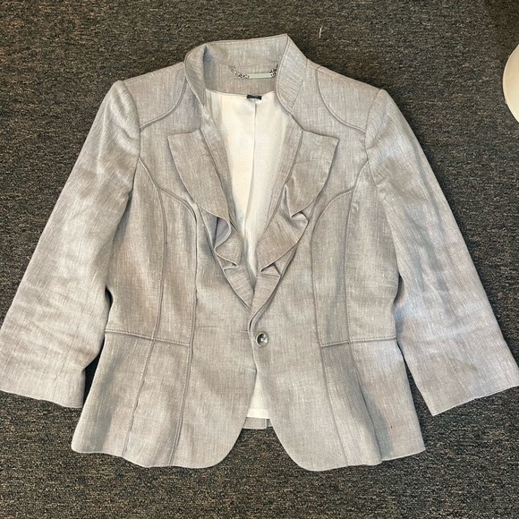 WHITE HOUSE BLACK MARKET light grey pantsuit - size 8 - Picture 2 of 5